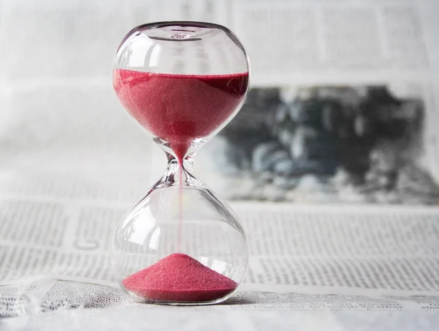 hintergrund des neuen jahres, sanduhr, zeit, std, uhr, zeitraum, glas, timer, vergänglichkeit, sand. Vollzeitäquivalente berechnen: Beschäftigungsdaten richtig vergleichen